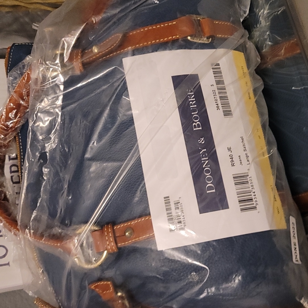 Dooney and Bourke Large Satchel Hand Bag...BRAND NEW. - Picture 7 of 7